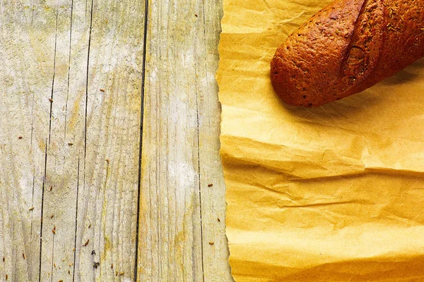 Pão Pão Embalado Papel Sobre Mesa Madeira — Fotografia de Stock