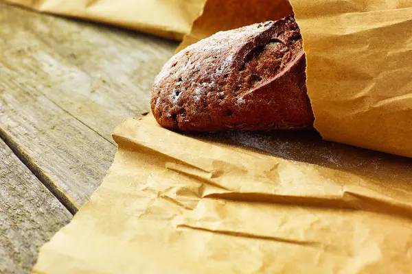 Булочка Хлеба Упакованная Бумагу Деревянном Столе — стоковое фото