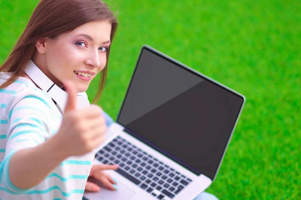 Młoda Kobieta Laptopem Siedzi Zielonej Trawie — Zdjęcie stockowe