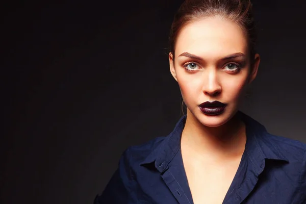 Güzel Genç Kadın Yüz Portresi Siyah Arka Plan Üzerine Izole — Stok fotoğraf