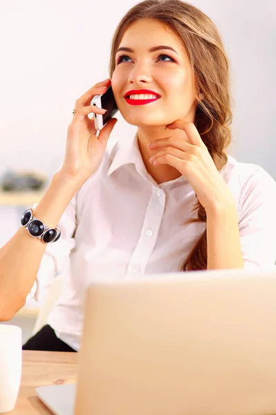 Młoda Bizneswoman Siedzi Rozmawia Przez Telefon — Zdjęcie stockowe