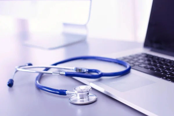 Medische Apparatuur Blauwe Stethoscoop Tablet Witte Achtergrond Medische Apparatuur — Stockfoto