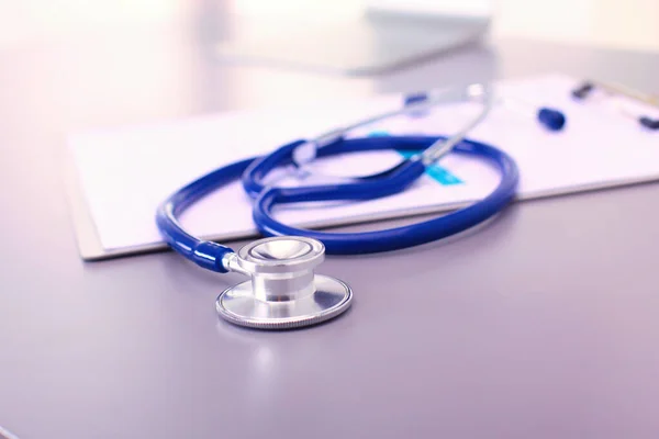 Medische Apparatuur Blauwe Stethoscoop Tablet Witte Achtergrond Medische Apparatuur — Stockfoto
