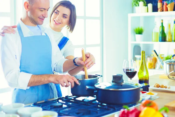Ζευγάρι Μαγείρεμα Μαζί Στην Κουζίνα Στο Σπίτι — Φωτογραφία Αρχείου