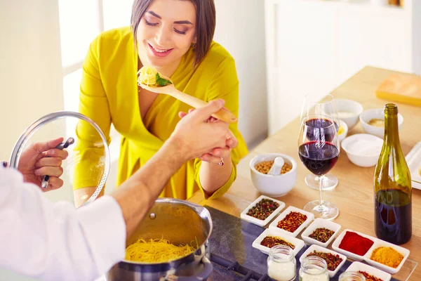 Par Matlagning Tillsammans Köket Hemma — Stockfoto