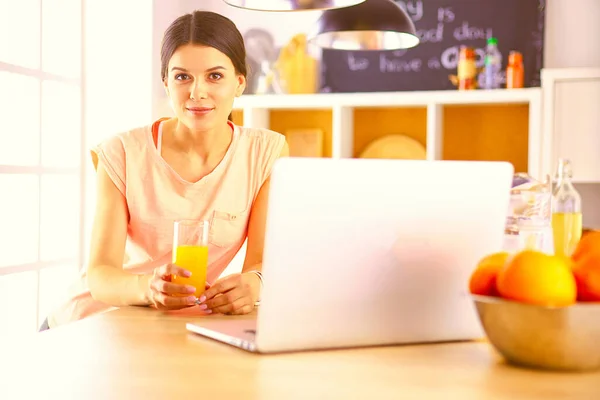 Jonge Vrouw Keuken Met Laptop Computer Uitziende Recepten Glimlachen Concept — Stockfoto