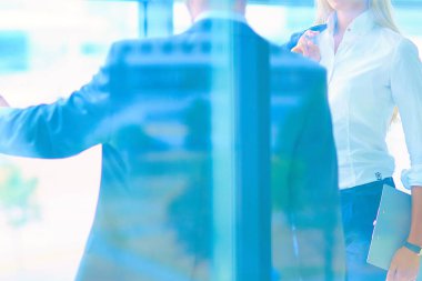 Başarılı iş takım ayakta Office gülümseyerek. iş.