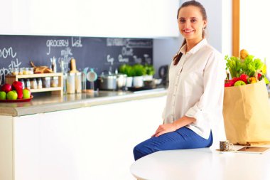 Giderleri planlama ve mutfağını faturalarında ödeme genç kadın