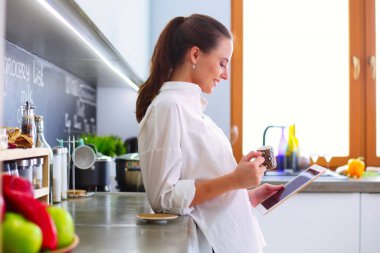 mutfak arka planı duran genç bir kadın portresi