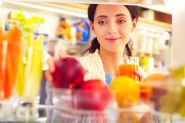 İş kadını ofiste akıllı telefonla mesaj gönderiyor.