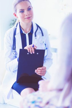 Doktor ve hasta masada otururken bir şey tartışıyorlar. İlaç ve sağlık hizmetleri kavramı.