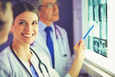 Bir grup doktor hastanede röntgenlere bakıyor.