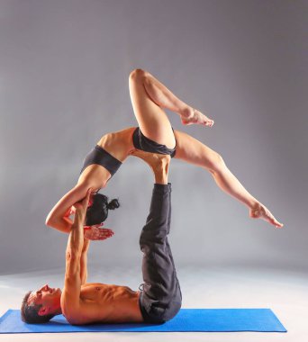 Genç çift Acro yoga mat Studio birlikte uygulamak. Acroyoga. Çift yoga. Ortak yoga