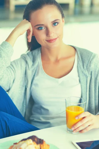Mujer Joven Con Jugo Naranja Tableta Cocina — Foto de Stock