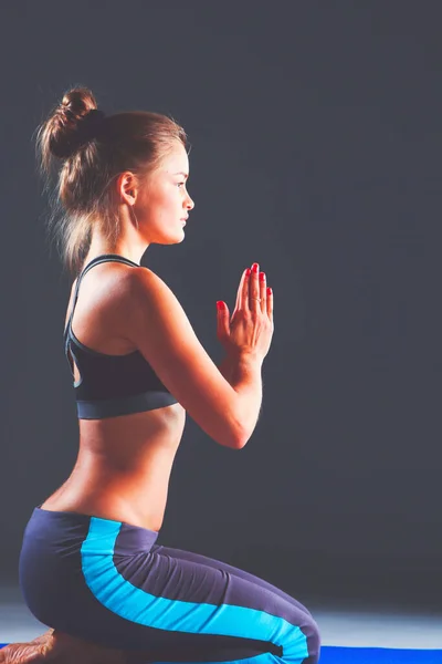 Porträtt Sport Flicka Gör Yoga Stretching Motion Yoga — Stockfoto