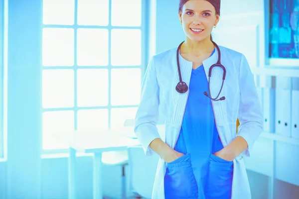 Vrouwelijke Arts Met Stethoscoop Het Ziekenhuis — Stockfoto