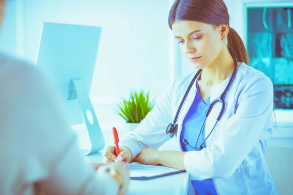 Dokter Patiënt Praten Iets Terwijl Bij Receptie Staan Het Ziekenhuis — Stockfoto