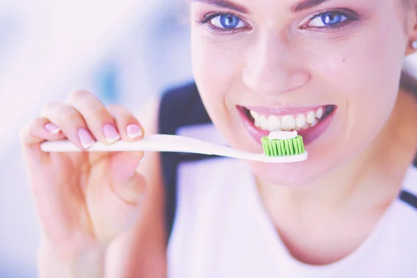 年轻漂亮的女孩用牙刷保持口腔卫生 — 图库照片