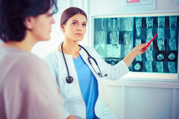 Ärztliche Beratung Einem Krankenhaus Arzt Hört Einem Patienten — Stockfoto