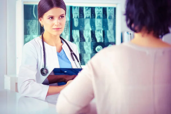 Ärztliche Beratung Einem Krankenhaus Arzt Hört Einem Patienten — Stockfoto