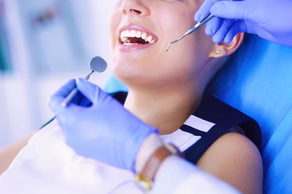 Mujer Joven Con Boca Abierta Examinando Inspección Dental Consultorio Del — Foto de Stock
