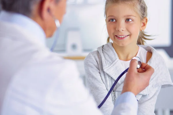 Flicka Och Läkare Med Stetoskop Lyssnar Hjärtslag — Stockfoto