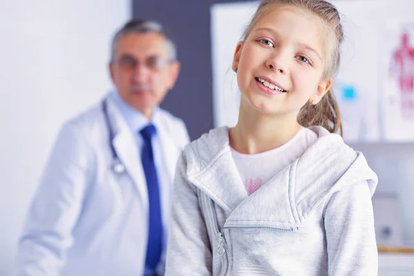 Портрет Милої Маленької Дівчинки Лікаря Лікарні — стокове фото