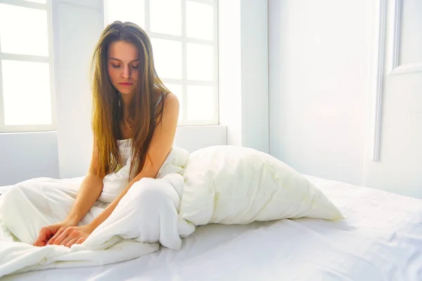 ベッドでの若い女性の感じの痛み — ストック写真