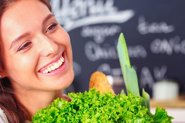 台所に野菜を持った笑顔の若い女性 笑顔の若い女性 — ストック写真