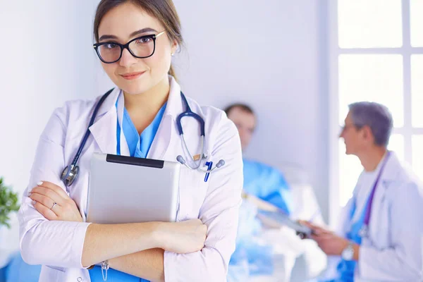 Female Doctor Using Tablet Computer Hospital Lobby — Stock Photo, Image