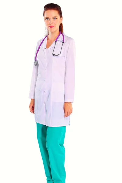 微笑的女医生 穿着制服站在医院里 微笑的女医生 — 图库照片