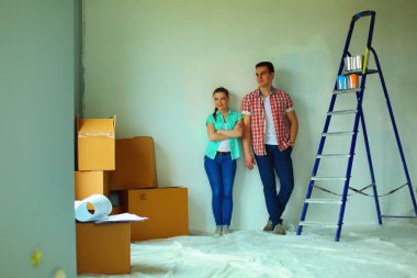 Yeni eve taşınan genç çiftin portresi..