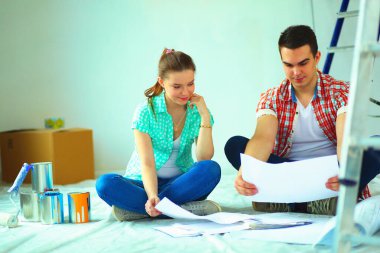 Genç çift katta oturan ve onlar hakkında tasarruf hesaplama.