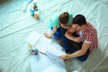 Genç çift katta oturan ve onlar hakkında tasarruf hesaplama.