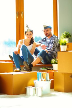 Yeni eve taşınan genç çiftin portresi..