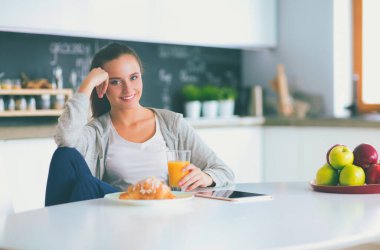 Giderleri planlama ve mutfağını faturalarında ödeme genç kadın