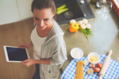 Giderleri planlama ve mutfağını faturalarında ödeme genç kadın