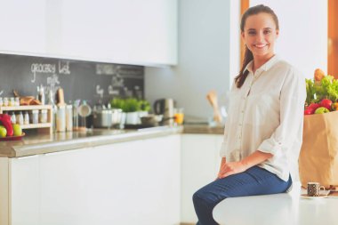 Giderleri planlama ve mutfağını faturalarında ödeme genç kadın