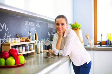 mutfak arka planı duran genç bir kadın portresi
