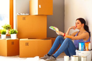 kadın boya renk örneğini yeni ev ahşap yerde oturmak için seçim.