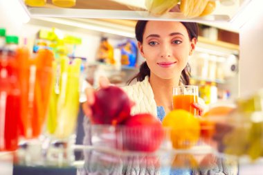İş kadını ofiste akıllı telefonla mesaj gönderiyor.