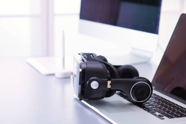 Bilgisayarlı sanal gerçeklik gözlükleri. İş. 3D teknoloji.