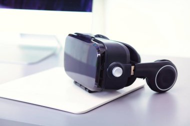 Bilgisayarlı sanal gerçeklik gözlükleri. İş. 3D teknoloji.