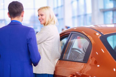 yatakta uyuyan güzel genç sarışın kadın.