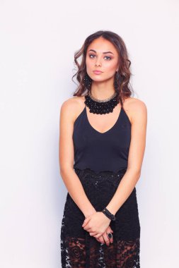 Güzel genç kadın yüz portresi. Gri arka plan üzerinde izole