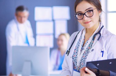 Kadın doktor hastanede steteskopla dikiliyor..