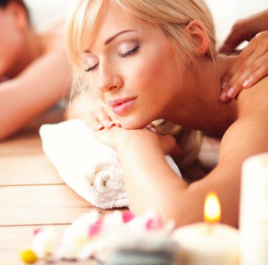 İki güzel kadın masaj yaptırıyor..