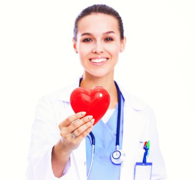 Pozitif kadın doktor stetoskop ve kırmızı kalp sembolü ile ayakta.