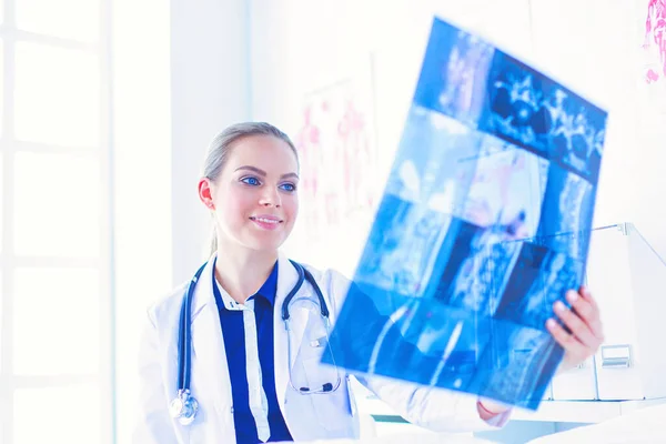 Junge Attraktive Ärztin Betrachtet Röntgenbild — Stockfoto