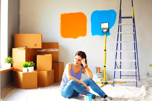 Ritratto Giovane Donna Mentre Dipinge Nuovo Appartamento — Foto Stock